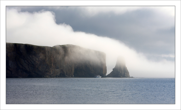 Perce2008_02.jpg - Rocher Percé, effet de brume matinale fort sympathique